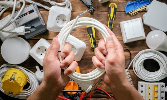 Jakie usługi elektryczne można znaleźć w ofercie dla klientów indywidualnych?