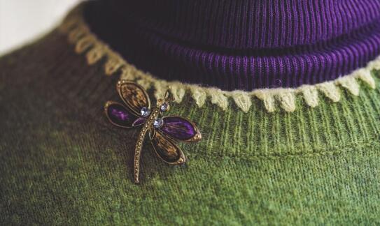 Jak łączyć dodatki z odzieżą vintage, aby stworzyć unikalny look?