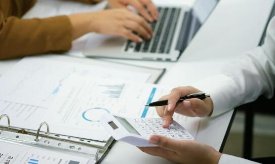 Rola eksperta kredytowego w negocjacjach kredytowych – jak uzyskać najlepsze warunki?