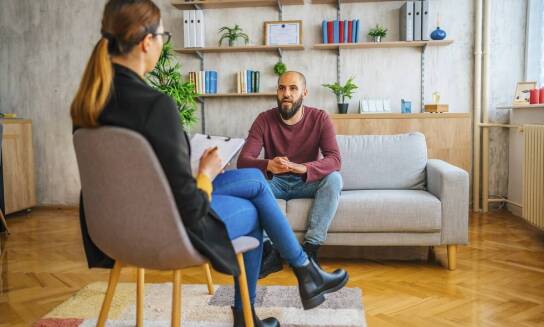 Jak psychoterapia dorosłych wpływa na relacje międzyludzkie?