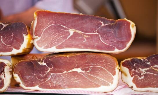 Porównanie różnych rodzajów boczku wędzonego – co wybrać?