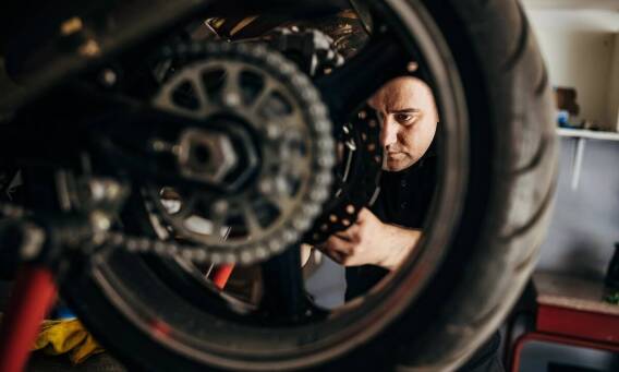 Jakie aspekty techniczne są kluczowe podczas badania motocykli w Stacji Kontroli pojazdów?