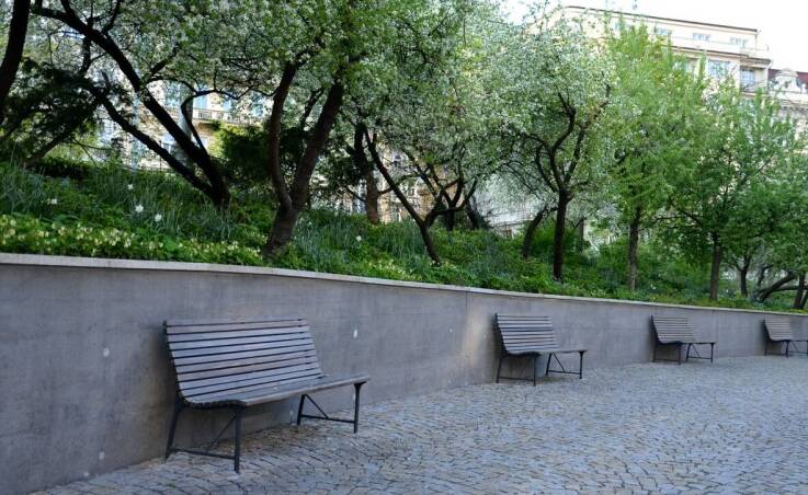 Ławka z betonu – kluczowy element organizacji przestrzeni publicznej