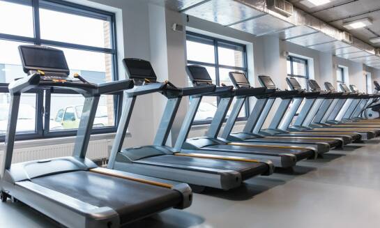 Jakie korzyści oferuje siłownia Józefów dla miłośników sportów walki?