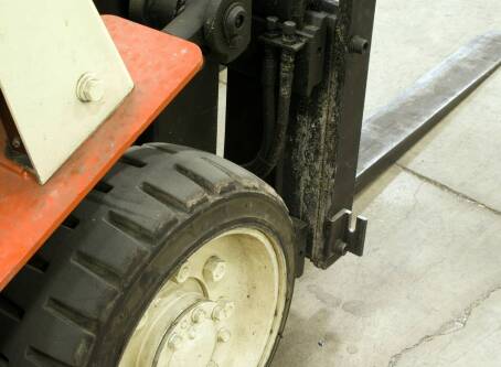 Jak często wymieniać widły i opony do wózków widłowych?