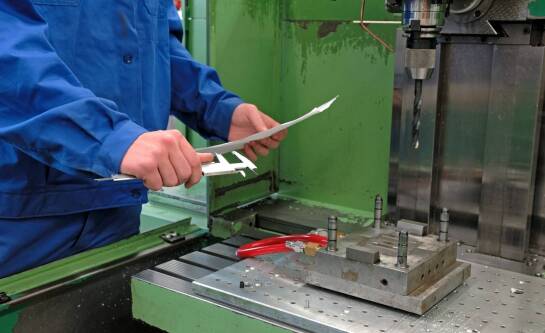 Czy do obsługi maszyn do wycinania w metalu potrzebne są uprawnienia SEP do 1kV?