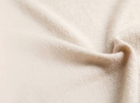 Który materiał lepiej się sprawdza w eleganckich kreacjach - kaszmir czy tafta?