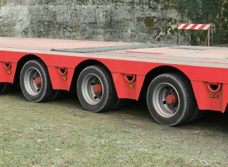 Czy transport kontenerów HDS wymaga specjalnych uprawnień?