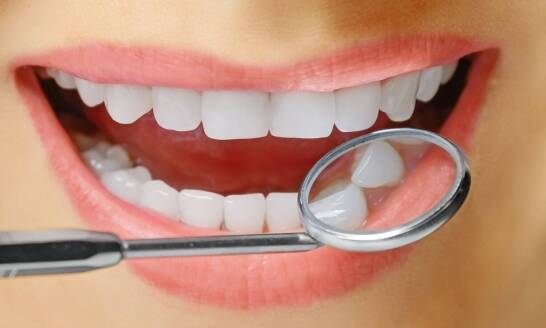 Kiedy krwawienie z dziąseł wymaga interwencji stomatologa?