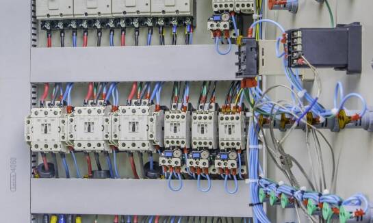 Prefabrykacja vs tradycyjne metody – porównanie w kontekście rozdzielnic elektrycznych