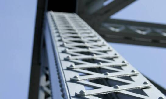 Jak ocynkowana stal wpływa na trwałość lawet samochodowych?