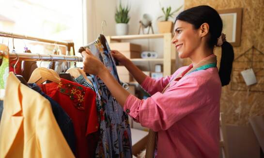 Jak akcesoria modowe uzupełniają ofertę hurtowni odzieżowych?