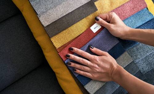 Jak sklep z tkaninami wpływa na jakość i wytrzymałość mebli?