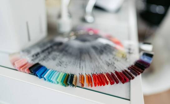 Dlaczego farby żelowe tf2 to idealny wybór dla osób z wrażliwą skórą głowy?