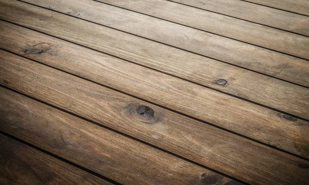 Właściwości drewna skandynawskiego jako materiału na deski elewacyjne