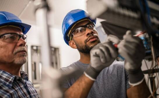 Praktyczne aspekty montażu reklam świetlnych na różnych budynkach