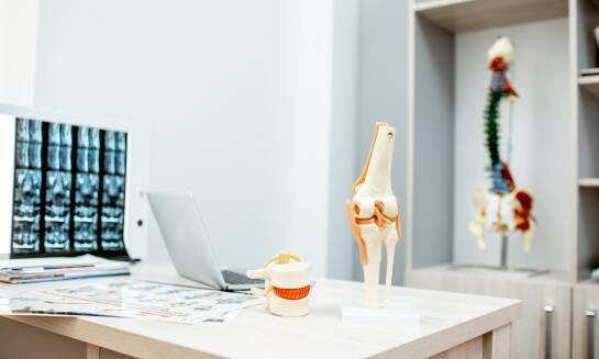 Jakie są kryteria wyboru sprzętu ortopedycznego z dofinansowaniem NFZ?