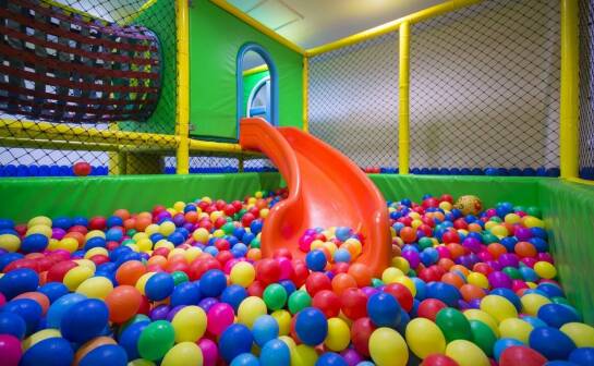 Zalety hotelu przy plaży dla rodzin z dziećmi