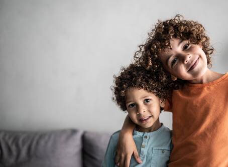 Jak dbać o kręcone włosy dziecka, by były zdrowe i lśniące?