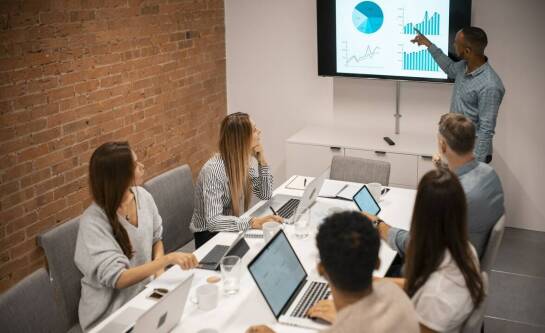 Czym jest świadomość marki i jak wpływa na decyzje konsumentów?