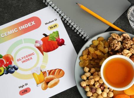 Czy cukrzyk może jeść miód? Mity i fakty na temat słodkiego dodatku w diecie.