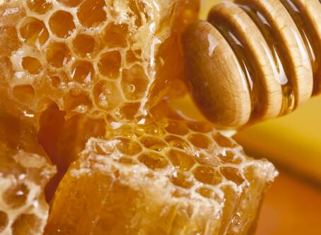 Czy miód jest tuczący i kaloryczny? Obalamy mity na temat tego naturalnego słodzika.