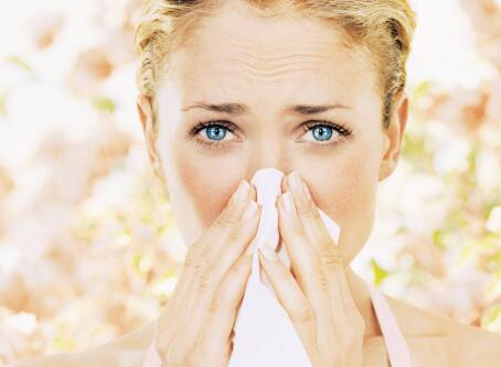 Czy miód uczula? Kiedy na niego uważać i jak rozpoznać objawy alergii.