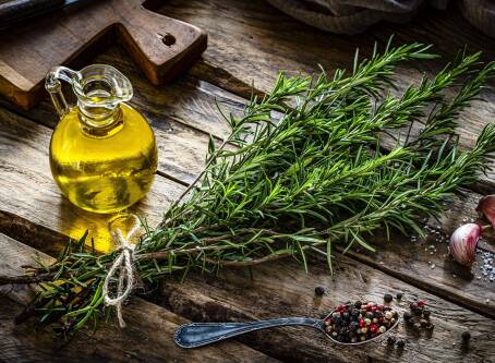 Domowy olejek z rozmarynu: jak go zrobić i stosować dla zdrowia włosów i skóry.