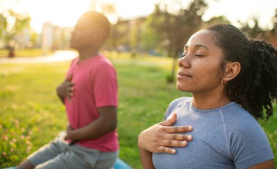 Jak wyjść z nerwicy samemu? Skuteczne techniki i mentalne wsparcie, które pomogą odzyskać spokój.
