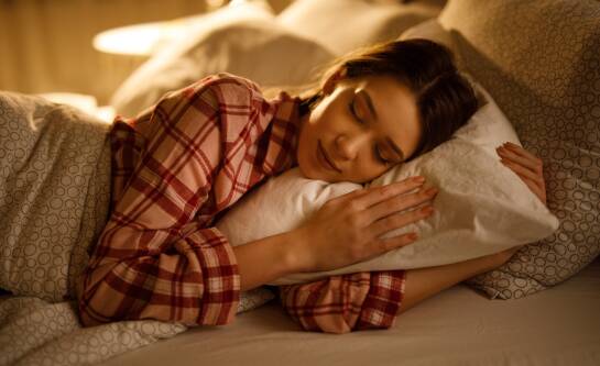 Jak oczyścić umysł przed snem? Proste ćwiczenia na spokojny umysł i lepszy sen.