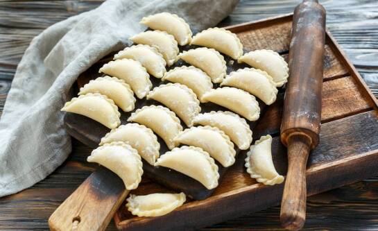 Co zrobić z farszu na pierogi, który został? Szybkie i smaczne pomysły na to, by nic się nie zmarnowało.