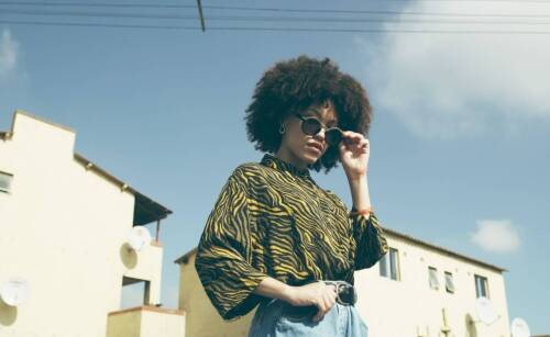 Kombinezon z szerokimi nogawkami – jak go stylizować na różne okazje?