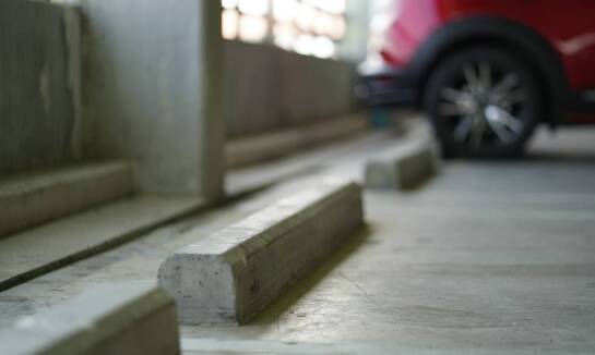 Porównanie różnych modeli blokad parkingowych zamykanych na klucz