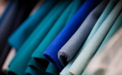 Jakie są najczęstsze błędy przy wyborze tkanin wełnianych do dekoracji wnętrz?