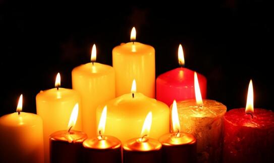 Tradycja zapalania świec adwentowych podczas mszy świętej