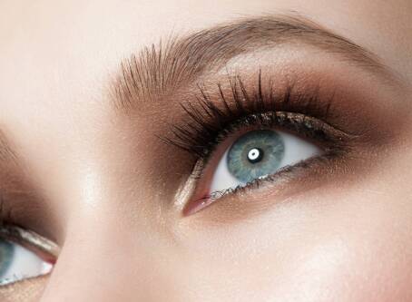Jak podkreślić niebieski kolor oczu? Makijaż, który sprawi, że Twoje spojrzenie stanie się hipnotyzujące.