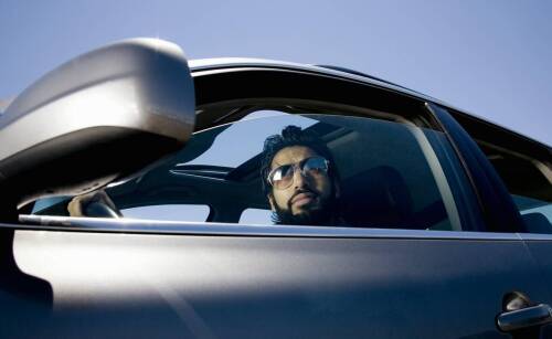 Jak przyciemnione szyby mogą wpłynąć na redukcję odblasków podczas jazdy?