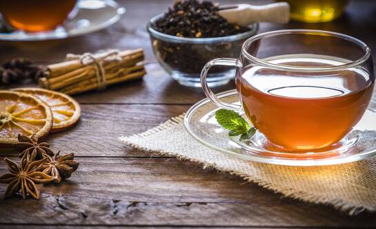 Herbata zimowa: jak zrobić ją idealną? Poznaj przyprawy do herbaty zimowej i odkryj, co dodać, by nabrała wyjątkowego charakteru.