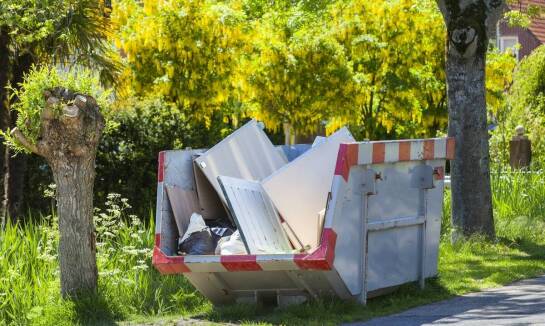 Jak łatwo pozbyć się zalegającego złomu dzięki usługom wynajmu kontenera?
