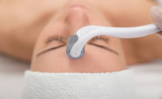 Dlaczego warto wybrać mezoterapię mikroigłową dla skóry dojrzałej?