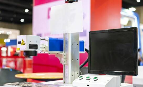 Jakie są kluczowe zalety współpracy z producentem stoisk targowych?