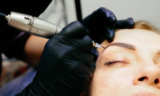 Różne techniki makijażu permanentnego – co oferują salony?