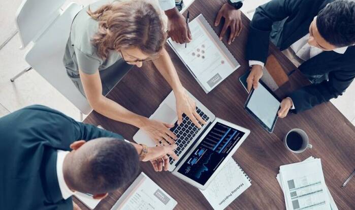 Jak system zarządzania jakością wpływa na produkcję elementów z tworzyw sztucznych?