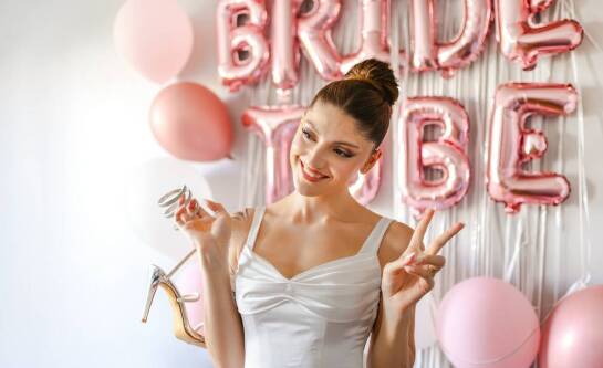 Suknia ślubna a buty: jak dobrać odpowiednie obuwie dla niskiej panny młodej?