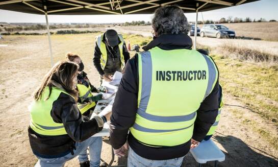 Jakie korzyści przynoszą szkolenia okresowe kierowców dla zawodowych kierowców?