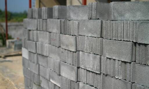 Porównanie bloczków betonowych z innymi materiałami budowlanymi