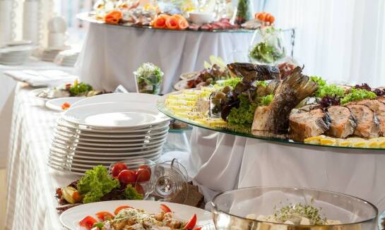 Czym kierować się przy wyborze cateringu na imprezę okolicznościową?