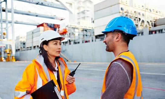 Jakie są kluczowe różnice między pracą na cementowcach a innych jednostkach?