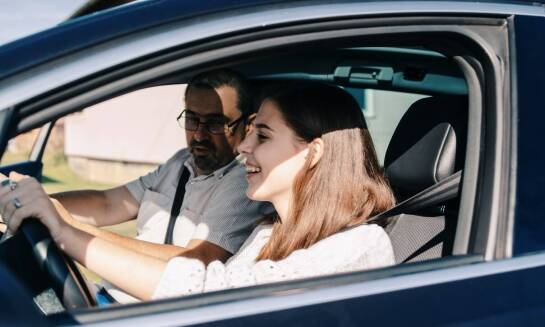 Nauka jazdy przed 18 rokiem życia – jakie są możliwości i korzyści?