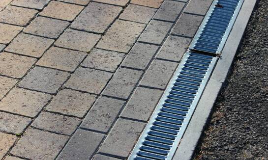 Jak odwodnienia liniowe przyczyniają się do redukcji kosztów uzbrojenia terenu?